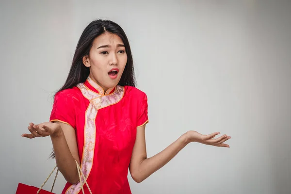 Asian kobieta niezadowolony Bored i zmęczony gospodarstwa torby na zakupy — Zdjęcie stockowe