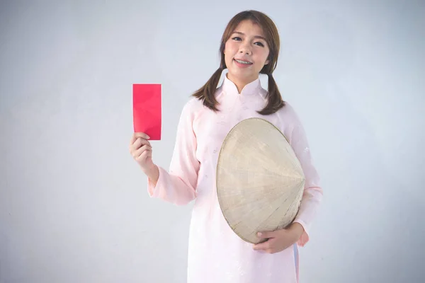 Wietnam kobieta gospodarstwa czerwoną kopertę, nosić kobieta wietnamski, Vietn — Zdjęcie stockowe