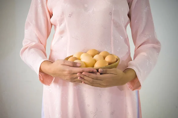 Bella donna vietnamita in possesso di uova — Foto Stock