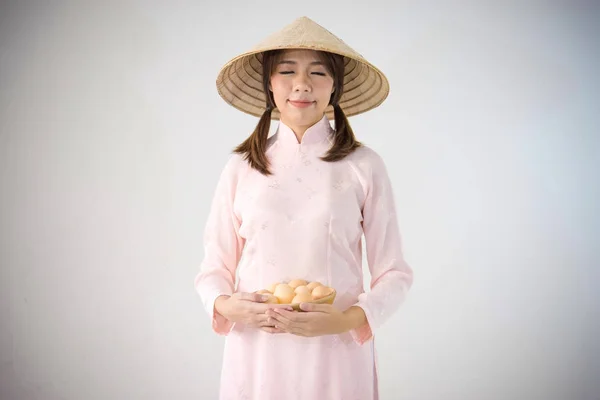 Bella donna vietnamita in possesso di uova — Foto Stock
