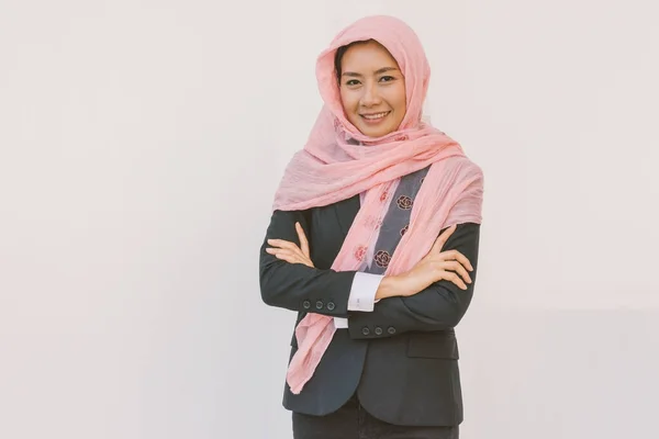 Bella moderno asiatico musulmano business donna — Foto Stock