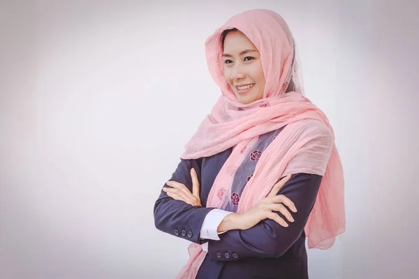 Piękny nowoczesny azjatycki biznes muzułmańska kobieta — Zdjęcie stockowe