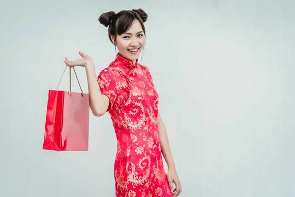Mujer asiática sosteniendo bolsa de compras, mujer usar cheongsam, chino —  Fotos de Stock