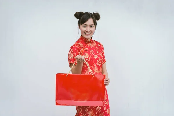 Mujer asiática sosteniendo bolsa de compras, mujer usar cheongsam, chino — Foto de Stock