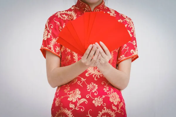 Asiatico donna holding rosso busta, donna indossare cheongsam, cinese — Foto Stock