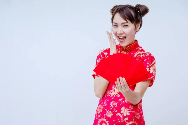 아시아 여 자가 들고 빨간 봉투, 여자 착용 cheongsam, 중국어 — 스톡 사진
