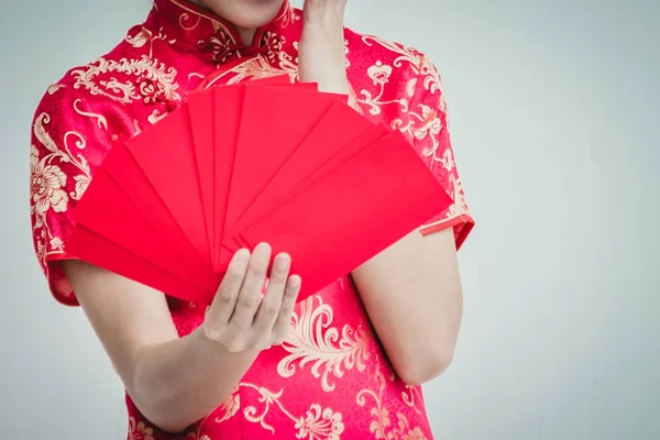 Mujer asiática sosteniendo sobre rojo, mujer usar cheongsam, chino —  Fotos de Stock