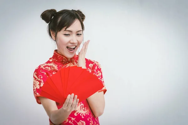 赤い封筒、女性服チャイナ ドレス、中国アジアの女性 — ストック写真