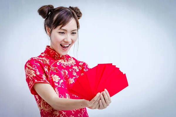 Asyalı kadın tutan kırmızı zarf, kadın giyim cheongsam, Çince — Stok fotoğraf
