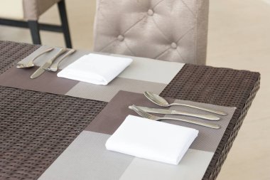 Lüks çatal ve kaşık yemek masası üzerinde