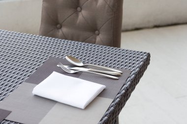 Lüks çatal ve kaşık yemek masası üzerinde