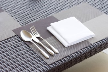 Lüks çatal ve kaşık yemek masası üzerinde