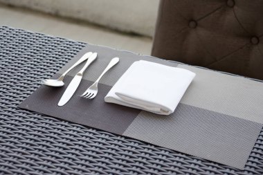 Lüks çatal ve kaşık yemek masası üzerinde