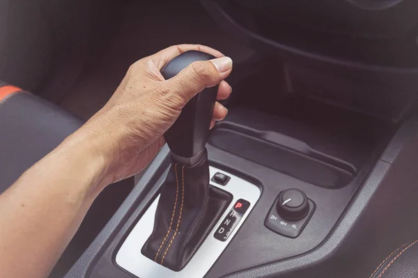 Driver man hand holding automatic transmission in car — Stock Photo, Image