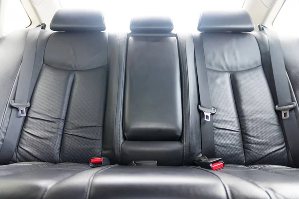Tylne siedzenia pasażera w nowoczesnym luksusowym samochodzie — Zdjęcie stockowe