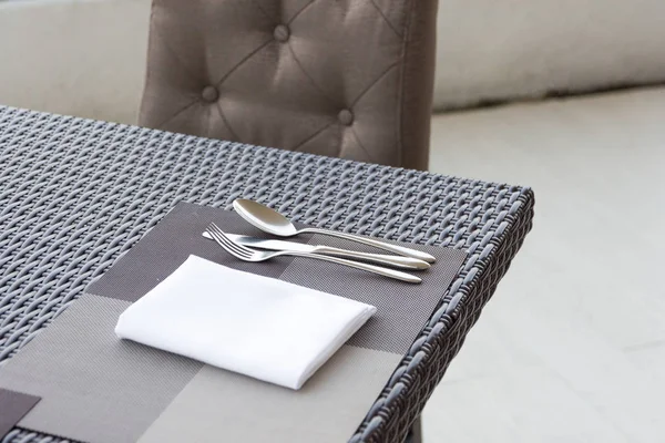 Lüks çatal ve kaşık yemek masası üzerinde