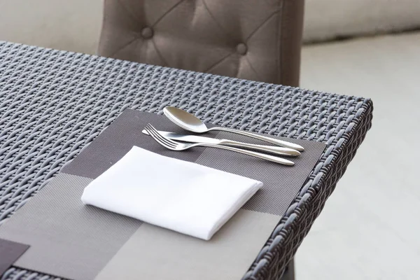 Lüks çatal ve kaşık yemek masası üzerinde