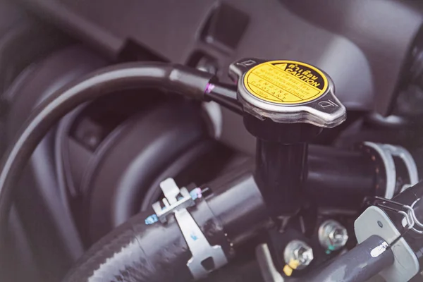 Motor soğutma için bir radyatör üzerine metal kapak