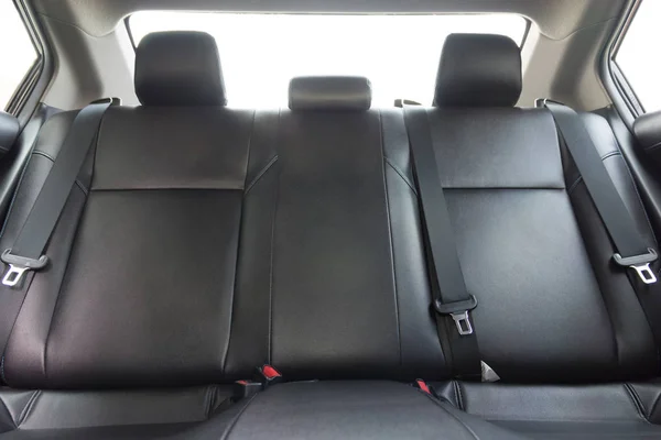 Assentos de passageiros traseiros em carro de luxo moderno — Fotografia de Stock