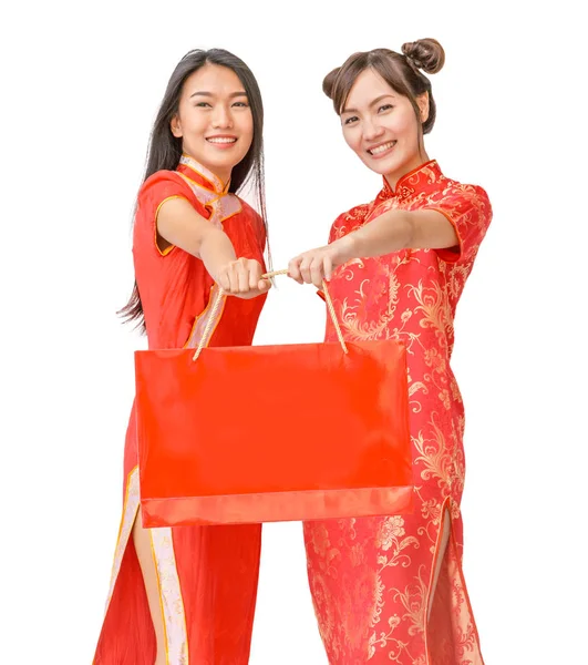Chino mujeres amigos disfrutando de compras, aislado fondo ingenio —  Fotos de Stock