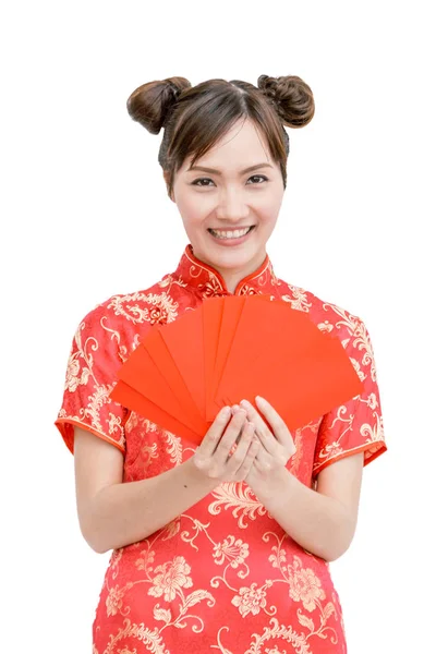 Çinli kadın holding kırmızı zarf, CLI ile izole arka plan — Stok fotoğraf
