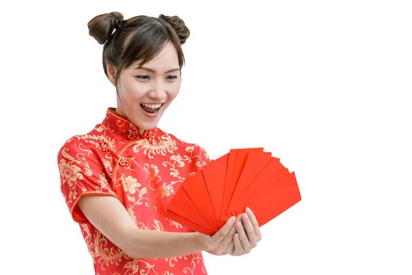 Çinli kadın holding kırmızı zarf, CLI ile izole arka plan — Stok fotoğraf
