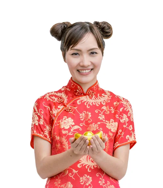 Mujer china con cheongsam sosteniendo oro. fondo aislado w —  Fotos de Stock
