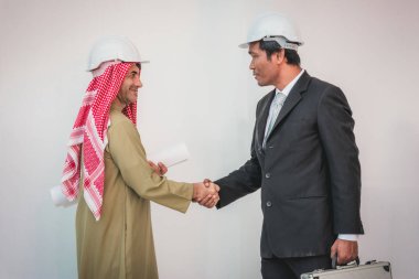 Arap işadamı ve foreman işçi el sıkışma 