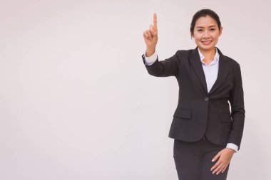 mutlu genç iş kadını ile eller yukarı.