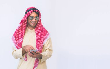 Arap işadamı bir cep telefonu kullanarak