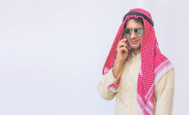 Arap işadamı bir cep telefonu kullanarak