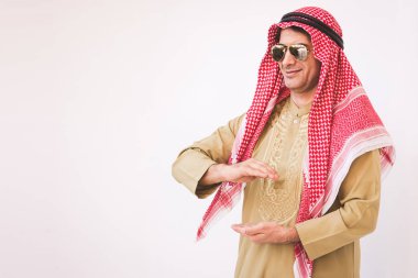 Arap işadamı uygulanması için el uzanmış. Kavram b