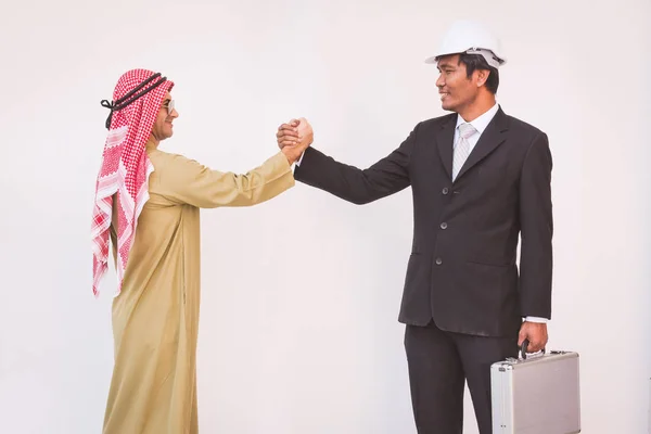 Arabisk affärsman och foreman arbetare handskakning — Stockfoto