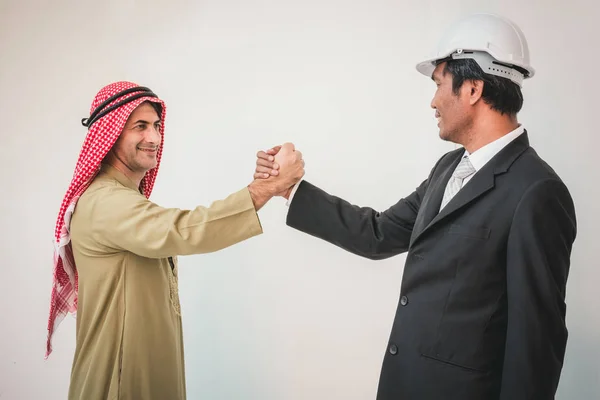 Arabisk affärsman och foreman arbetare handskakning — Stockfoto