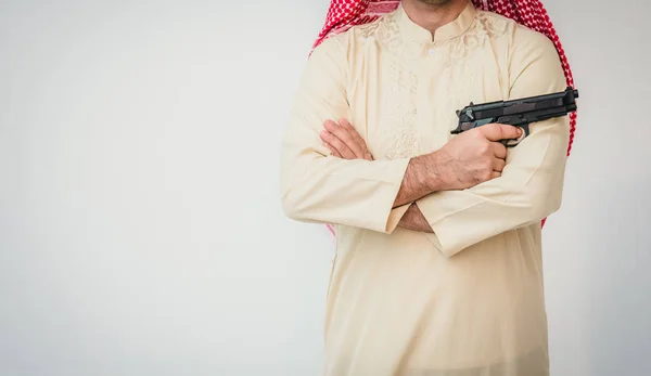 Pria Arab Berdiri Dengan Tangan Memegang Pistol — Stok Foto