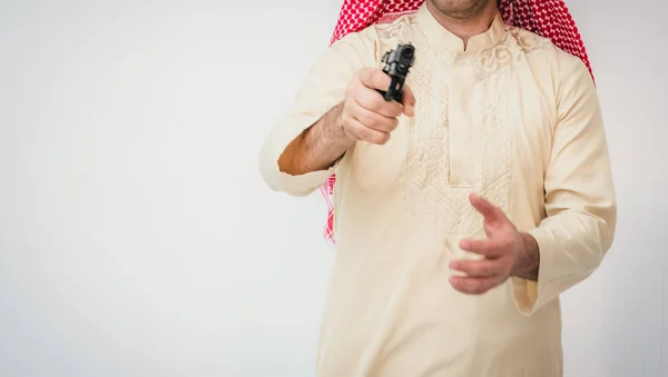 Arabisk man som stod med handen håller gun — Stockfoto