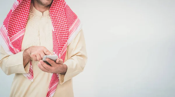 Arabisk affärsman hjälp på en mobiltelefon — Stockfoto