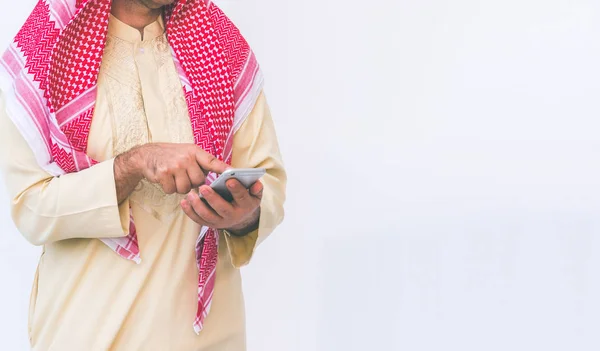 Арабский бизнесмен пользуется мобильным телефоном — стоковое фото