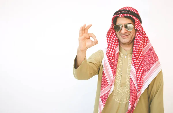 Arabský obchodník směřující nahoru ok ruce znamení — Stock fotografie