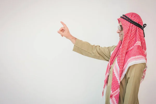 Gelukkig jonge Arabische zakenman met handen omhoog. — Stockfoto