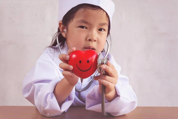 Азиатская Девушка Играет Качестве Врача Уход Здоровым Сердцем — стоковое фото