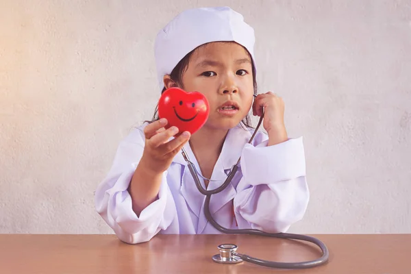 Menina asiática jogando como um médico cuidar coração saudável — Fotografia de Stock