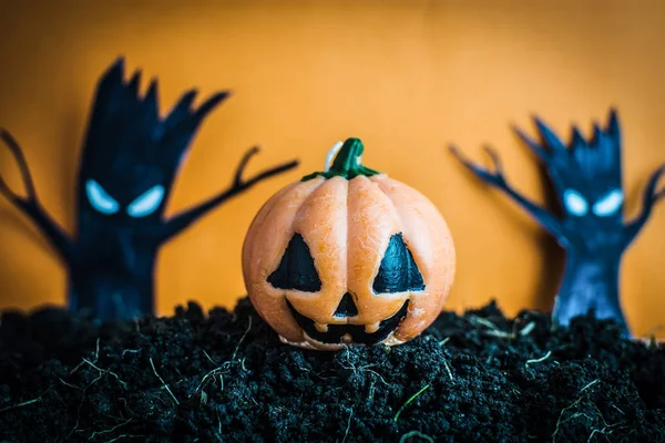 Calabazas de Halloween en el suelo —  Fotos de Stock