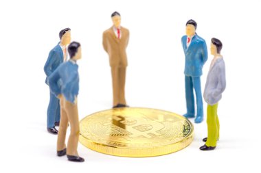 Minyatür işadamı ve beyaz arka plan üzerinde Bitcoin