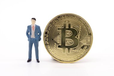 Minyatür işadamı ve beyaz arka plan üzerinde Bitcoin