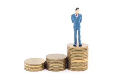 Minyatür işadamı ve beyaz arka plan üzerinde paralar