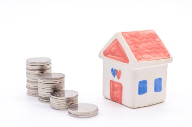 Beyaz arka plan ev ve yığın demir