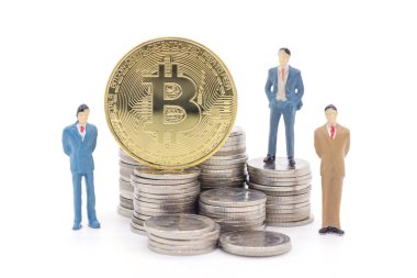 Minyatür işadamı ve beyaz arka plan üzerinde Bitcoin