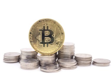 Bitcoin ve beyaz arka plan üzerinde paralar