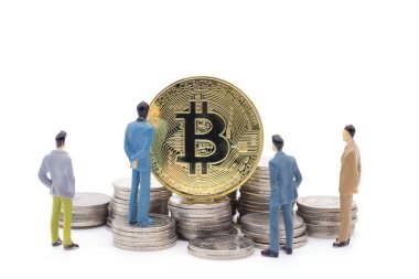 Minyatür işadamı ve beyaz arka plan üzerinde Bitcoin